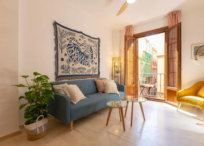 Bright Apartment With Patio And Balconies In The Center